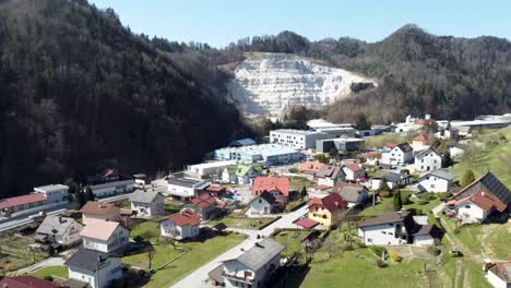 pintorescas casas unifamiliares, ciudad turística de lasko, eslovenia