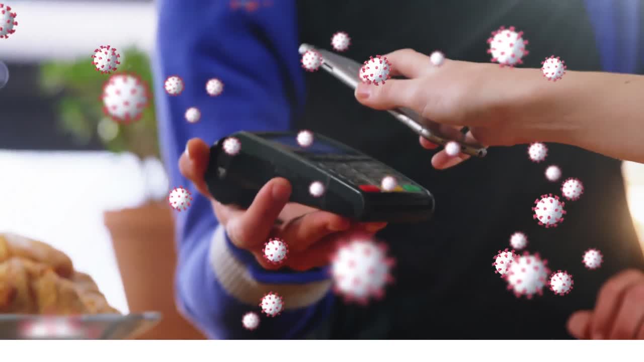 animación de células de coronavirus que se propagan y clientes que hacen pagos sin contacto