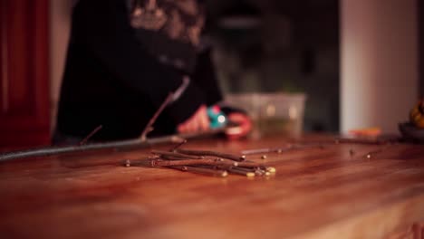esquejes de madera dura en la mesa de plantas caducifolias para la propagación