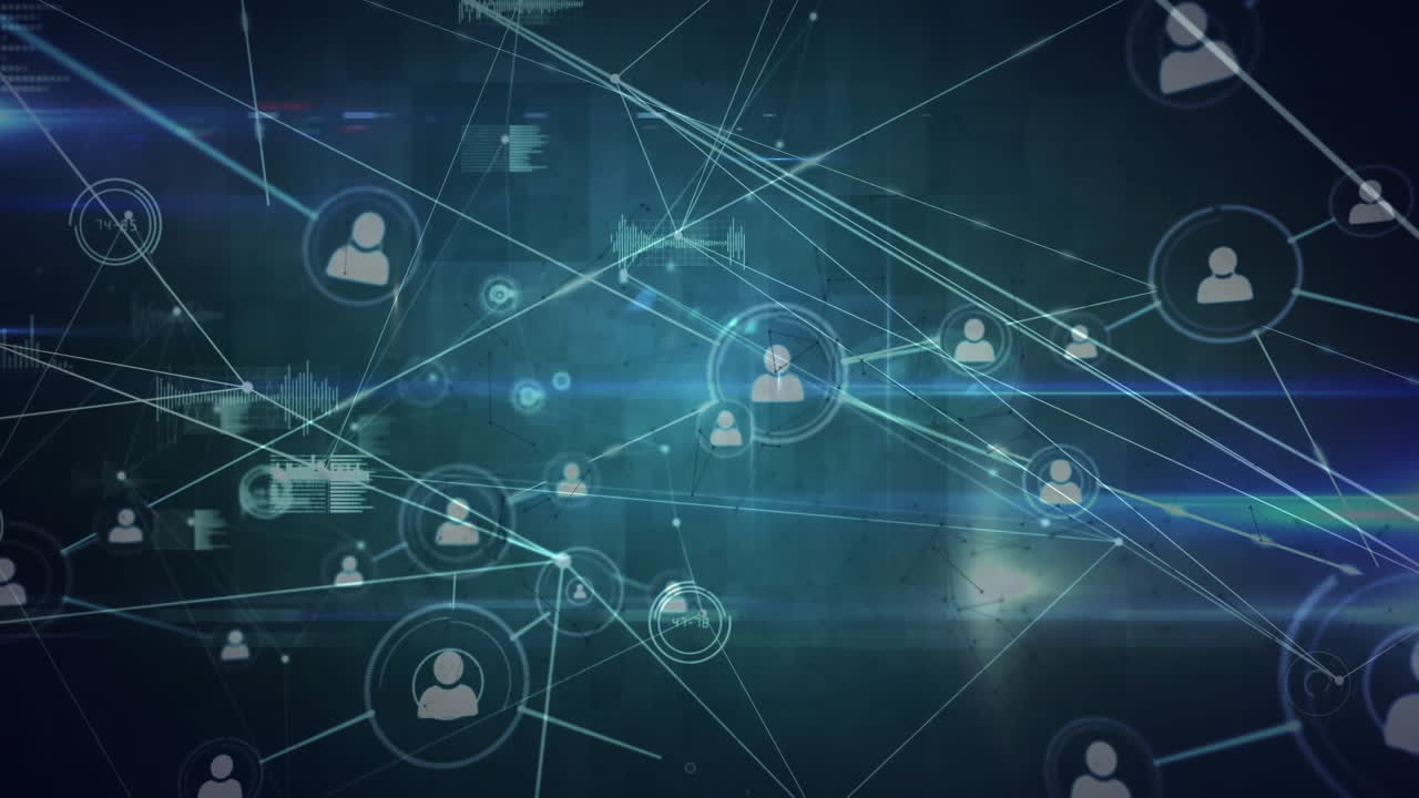 animación del procesamiento de datos en pantallas y red de conexiones con personas iconos