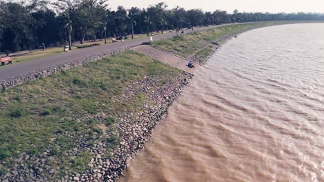 vista del carril peatonal muy largo en un día ventoso del lago sukhana en chandigarh