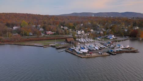 Eine-Bootswerft-An-Einem-Fluss-Während-Der-Blauen-Stunde-Mit-Wäldern-Und-Den-Appalachen-Im-Hintergrund