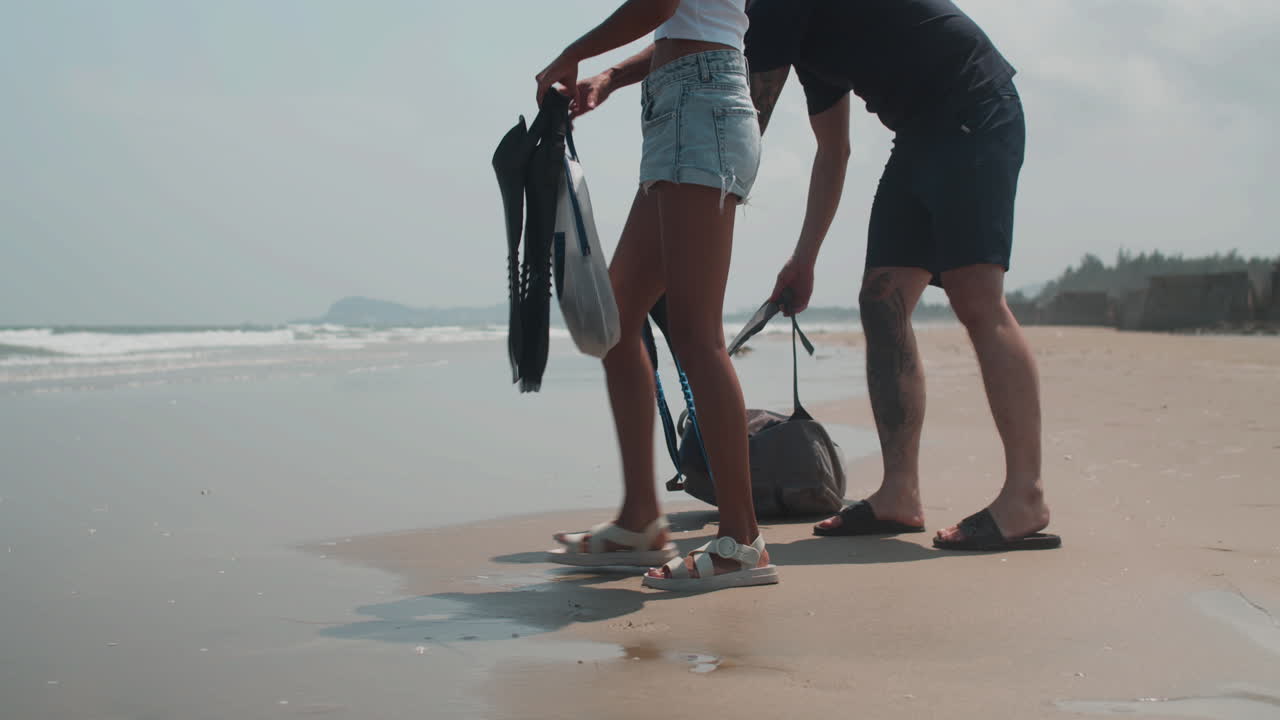 다이빙 장비 를 들고 있는 부부