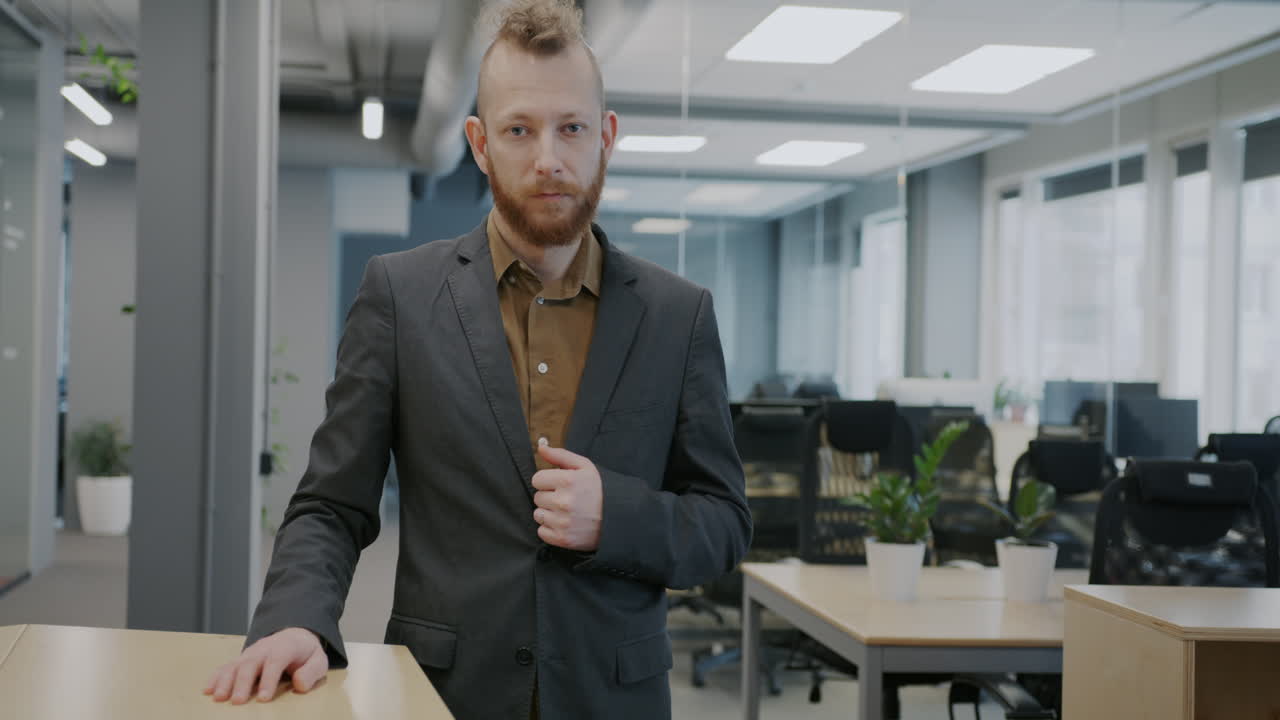 hombre de negocios en la oficina moderna