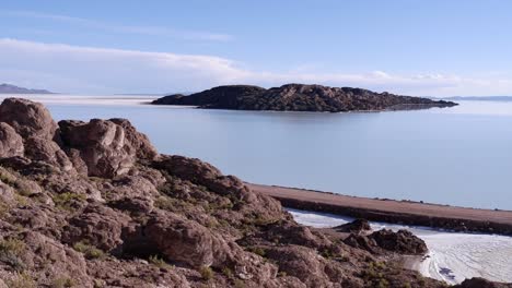 pan a través de la superficie del lago salado de uyuni en el árido alto altiplano de bolivia