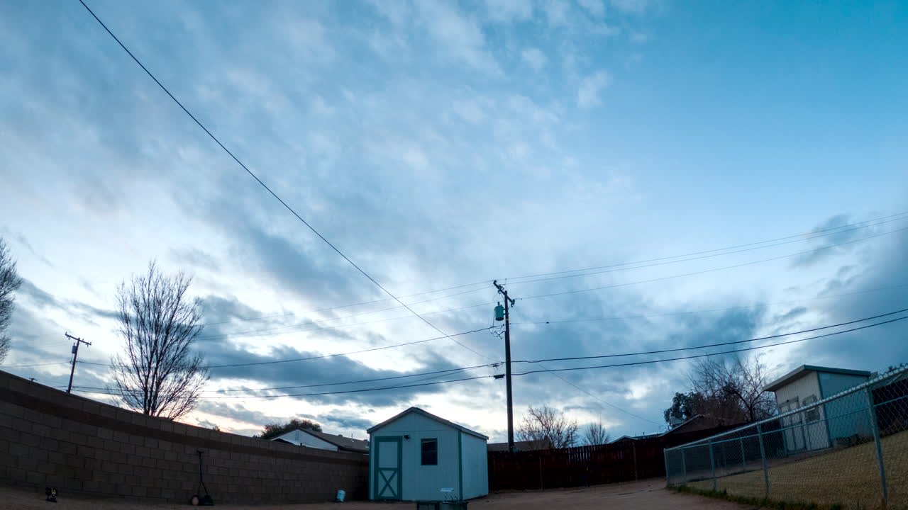 흐린 일출 동안 교외 뒷마당에 클라우드스케이프 - 시간 경과