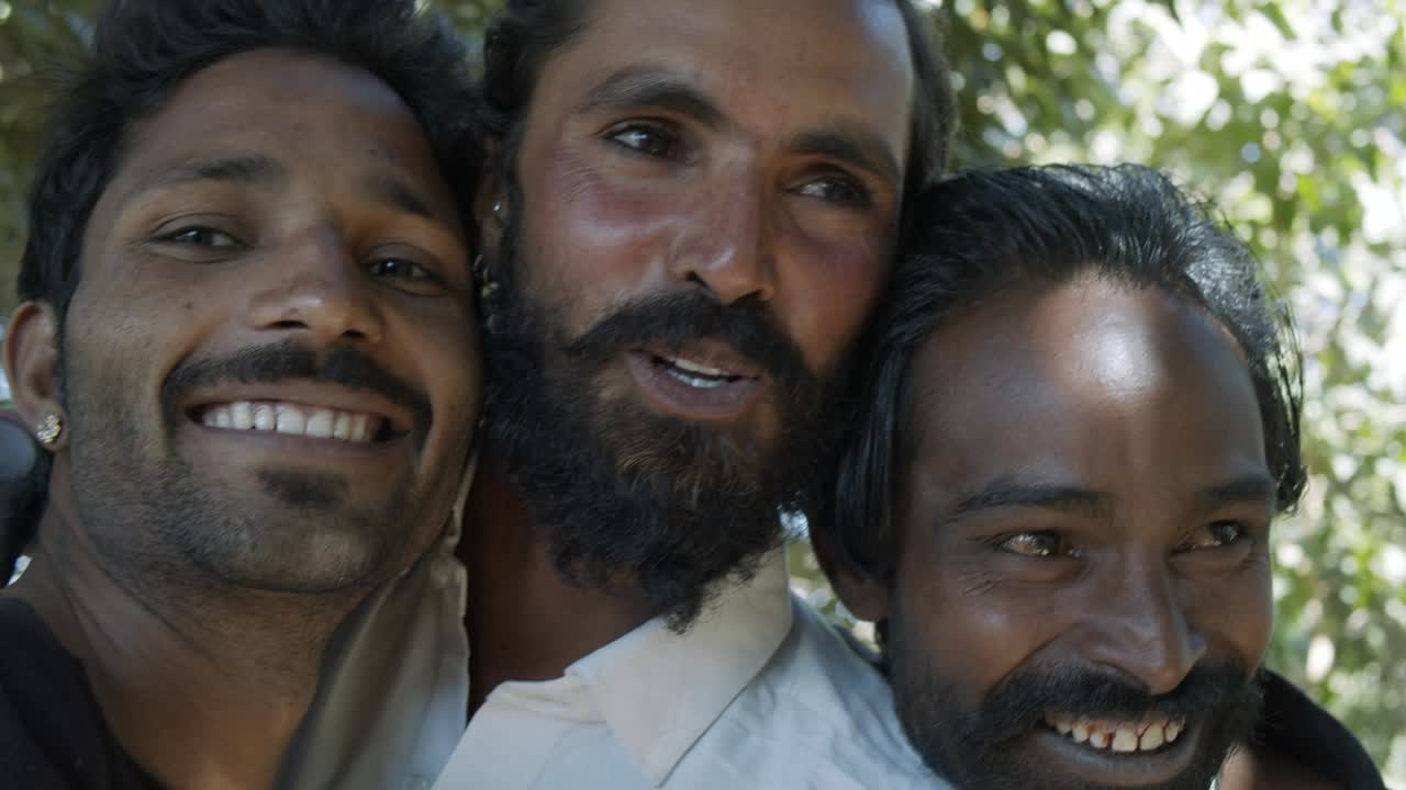 라자스탄 사람들은 인도의 색의 축제인 홀리를 축하하고 있습니다.