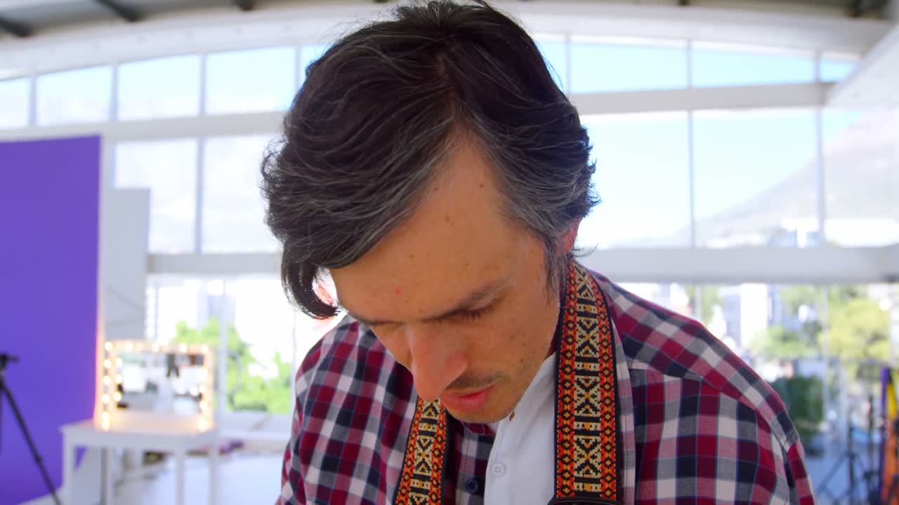 4k 카메라를 들고 서 있는 남성 사진작가