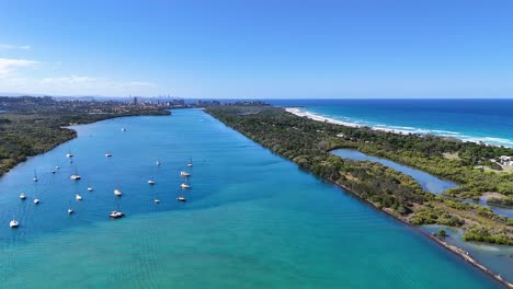 vista de la costa con barcos y paisaje urbano