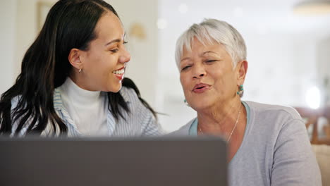 Mujer,-Madre-Mayor-Y-Aprendiendo-Con-Computadora-Portátil