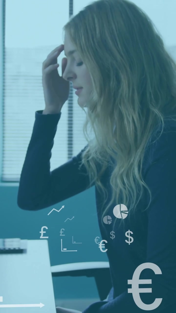 Animação de processamento de dados financeiros sobre uma mulher de negócios caucasiana usando computador no escritório.