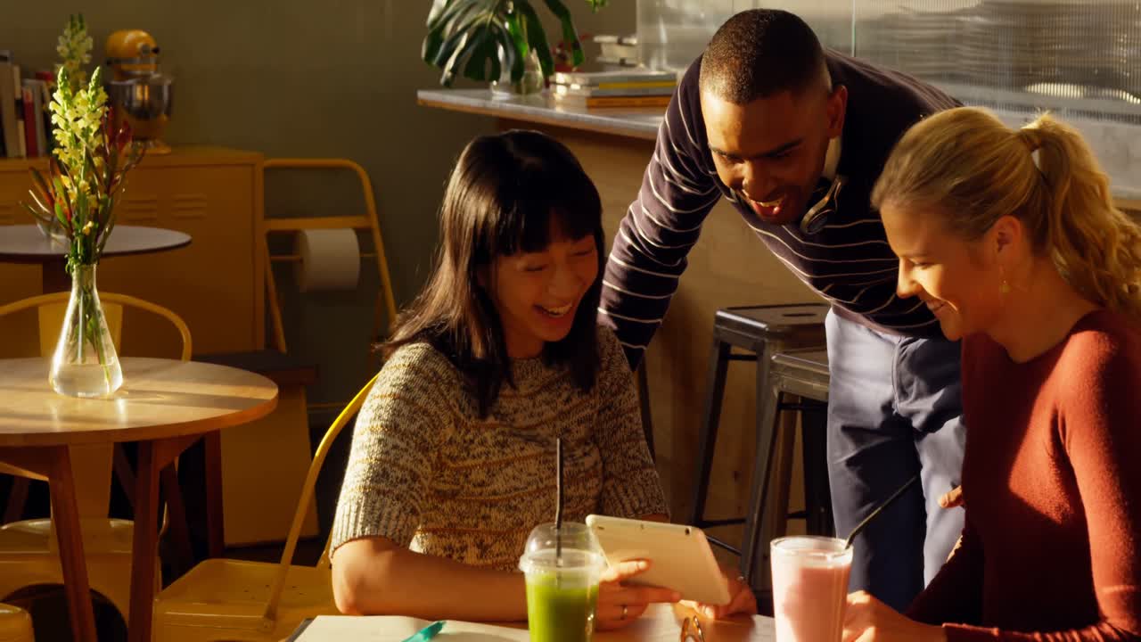 amigos discutiendo en una tableta digital 4k