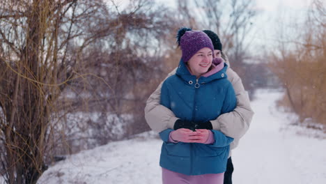 una pareja disfrutando de un día de nieve.