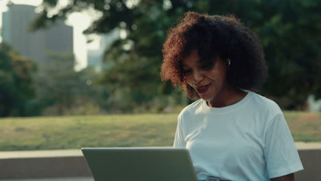 mujer usando una computadora portátil al aire libre