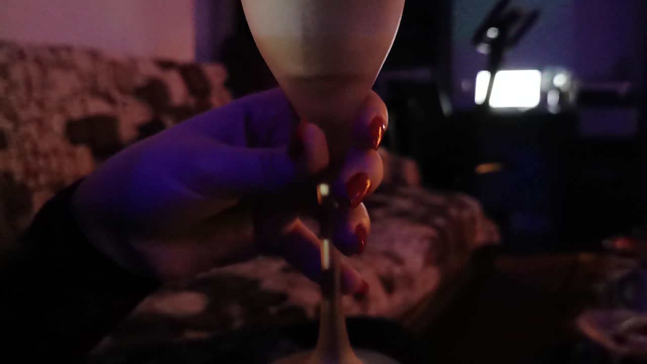 niña bebiendo champán para la víspera de año nuevo