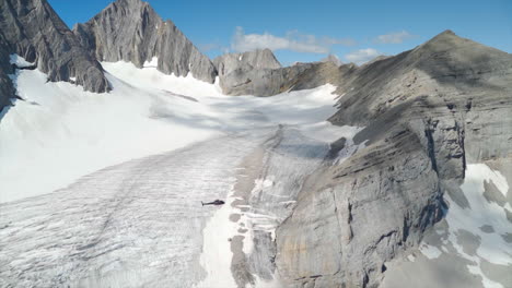 Un-Emocionante-Recorrido-En-Helicóptero-Por-Las-Montañas-Rocosas-Canadienses,-Impresionantes-Vistas-Aéreas-De-Picos-Nevados,-Glaciares,-Ríos-Y-Bosques