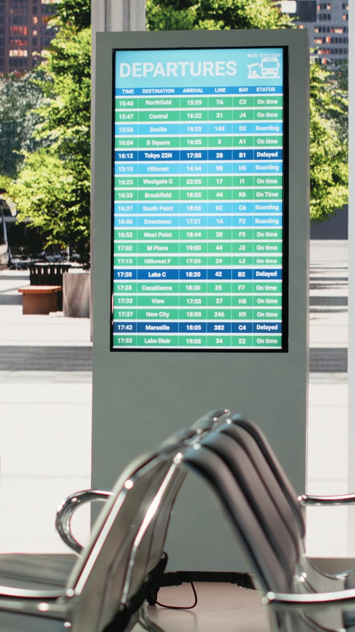 Tabellone digitale delle partenze della stazione degli autobus che visualizza l'orario.