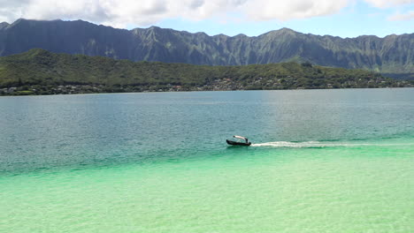 pequeños paseos en bote en un banco de arena en oahu hawaii