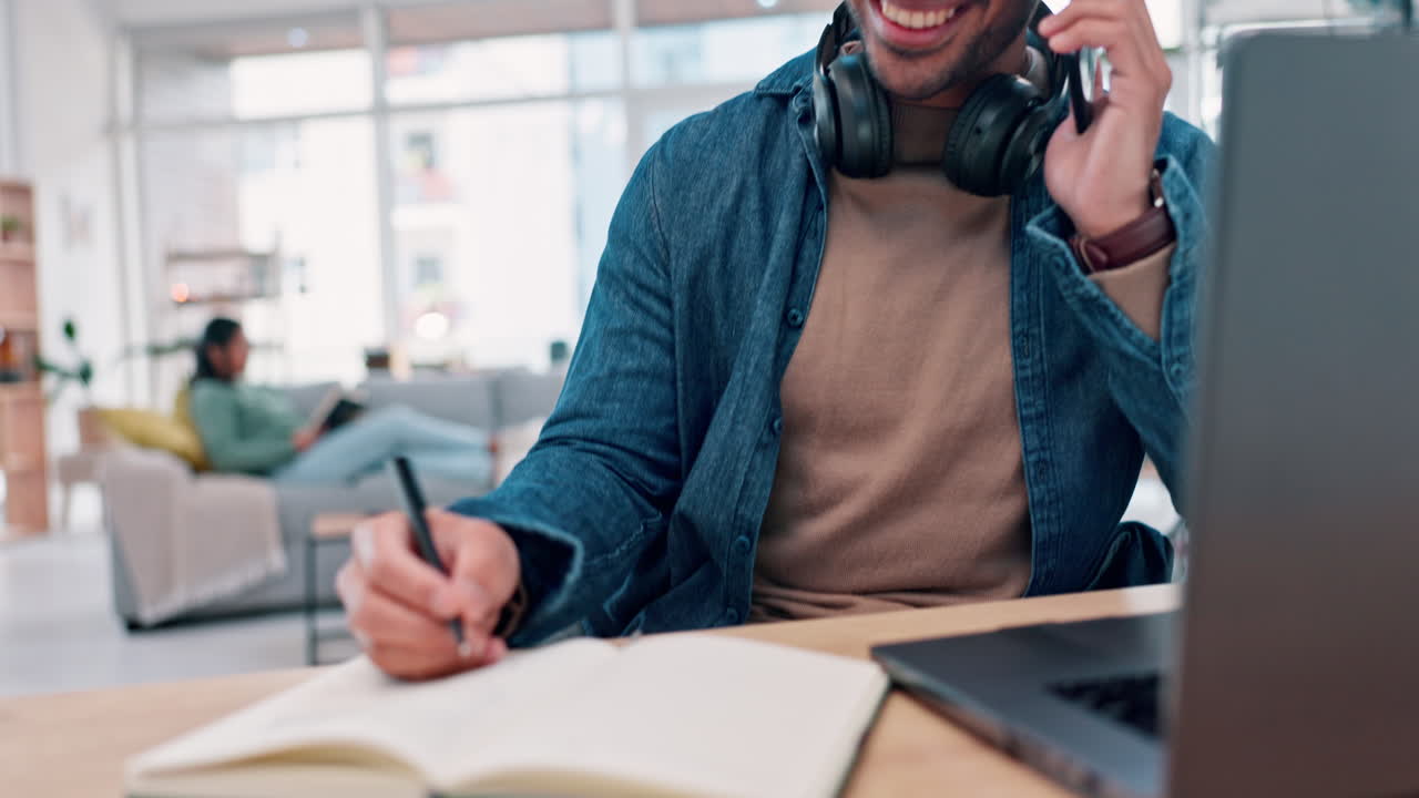 persona de negocios, escritura y llamada telefónica