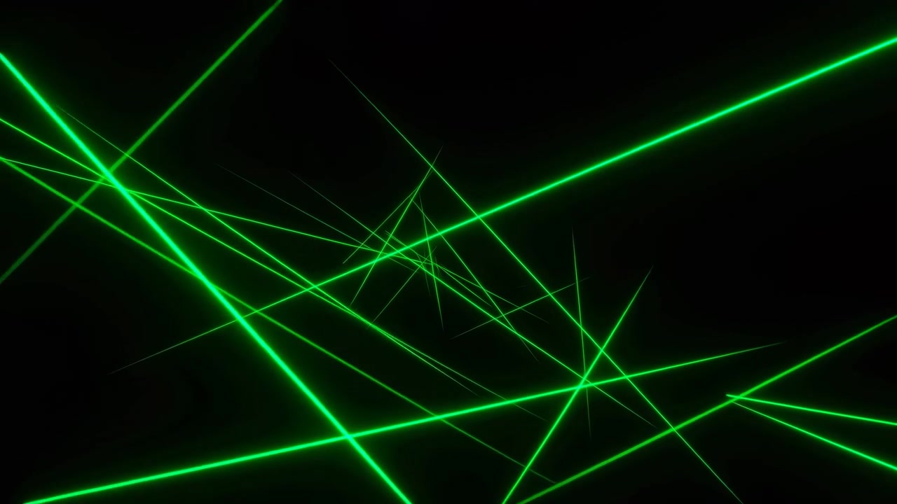 Яркие зеленые лазерные лучи диагонально пересекают черный фон, создавая динамичный абстрактный световой узор с футуристической клубной атмосферой.
