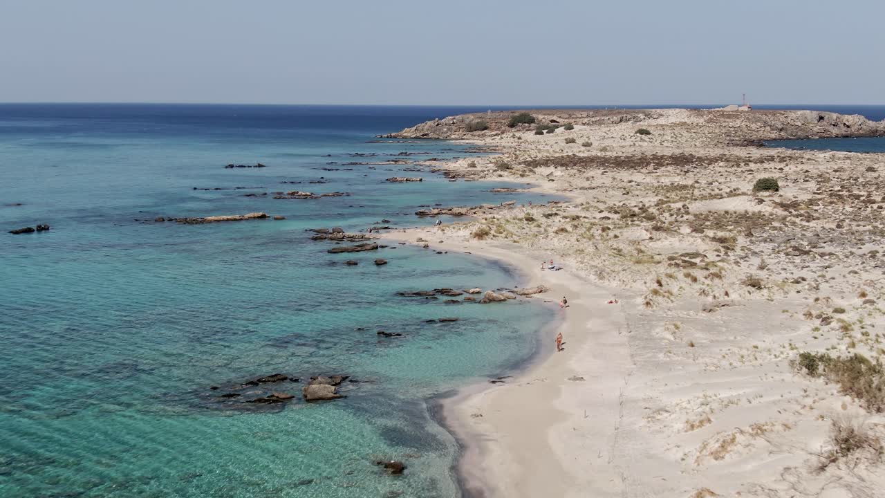 playa natural salvaje de la isla de creta, drones aéreos sobrevolando la vista