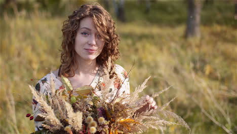 Plano-Medio-De-Una-Mujer-Mirando-El-Ramo-De-Flores-Silvestres-En-Verano