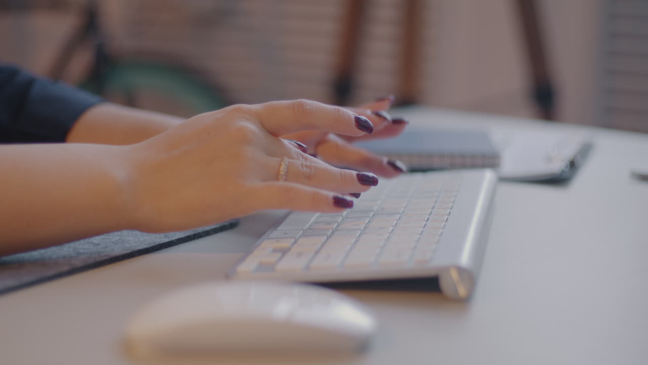 mujer escribiendo en un teclado de computadora