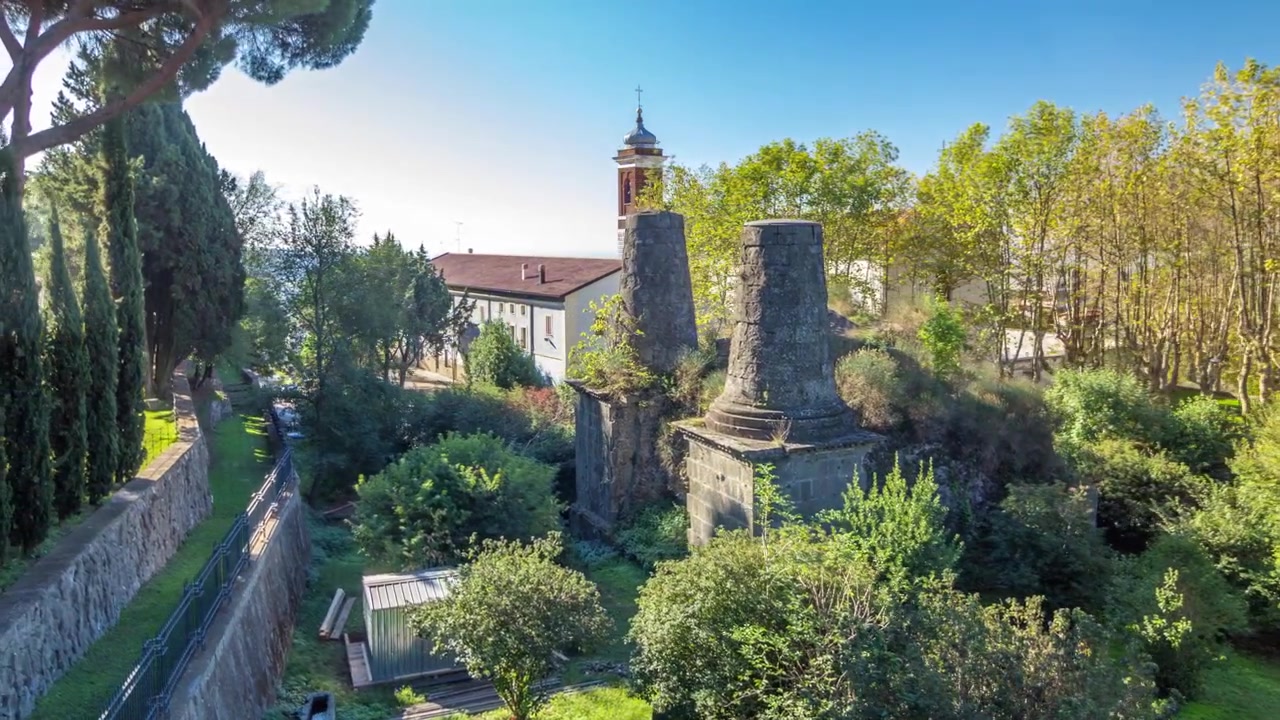 Tomba degli Orazi e Curiazi nella splendida città di Albano Laziale, timelapse hyperlapse, Italia. Chiesa di Santa Maria della Stella sullo sfondo.