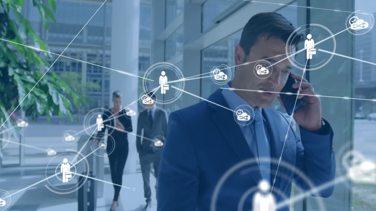 アニメーション: アイコンとコネクションのネットワーク カウカシアのビジネスマンがオフィスで歩いている