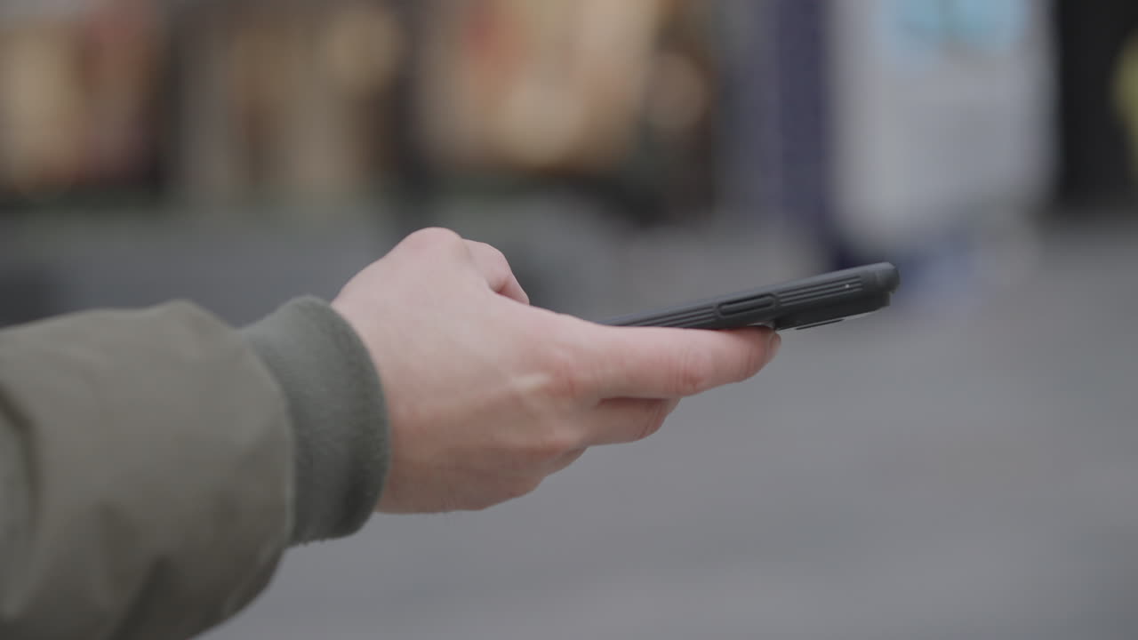 야외에서 스마트폰을 사용하는 사람