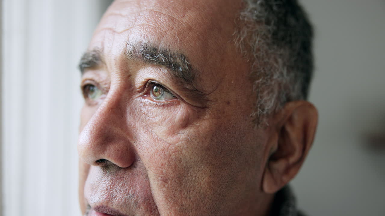 casa, pensando y anciano con la jubilación