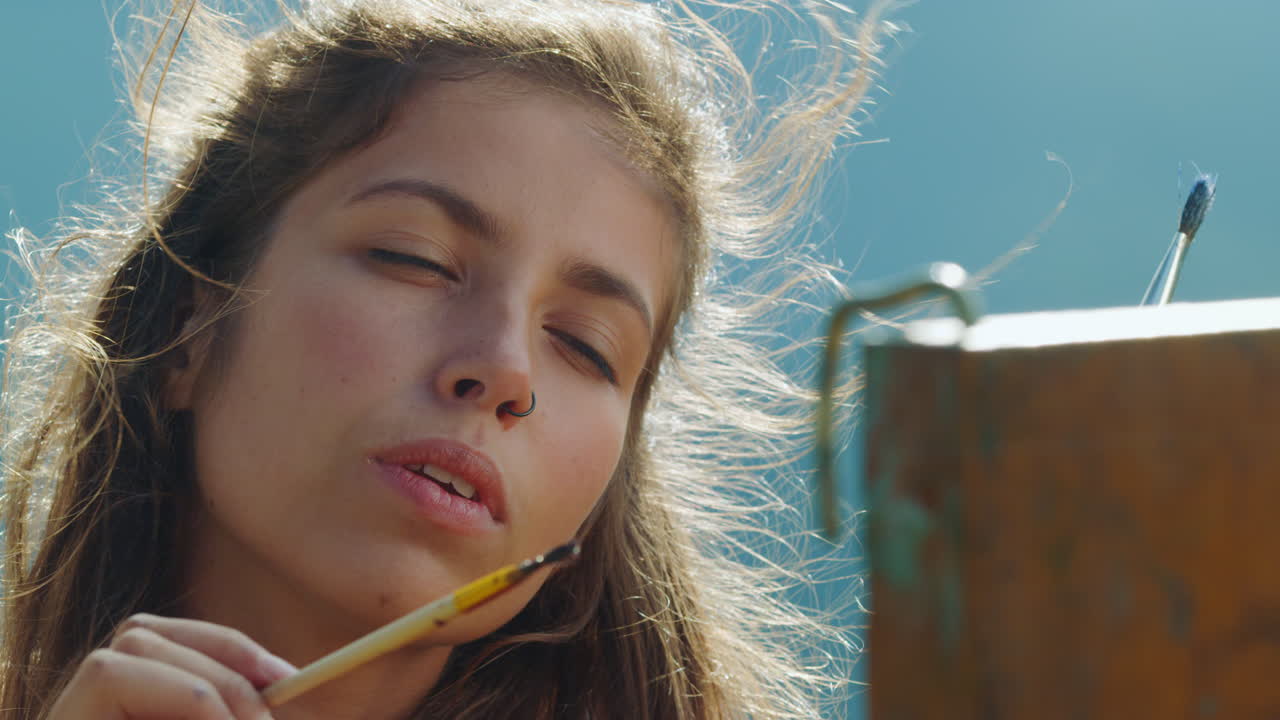 꿈꾸는 화가: 아트워크를 창조하는 아웃도어 클로즈업 (아웃도어 크로즈업) - 예술가: 기둥 위에 그림을 그리는