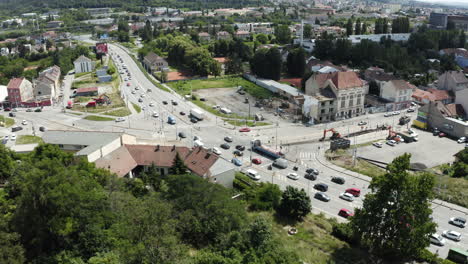 autoverkehr auf einer belebten straßenkreuzung an einem sonnigen tag, brno, tschechien