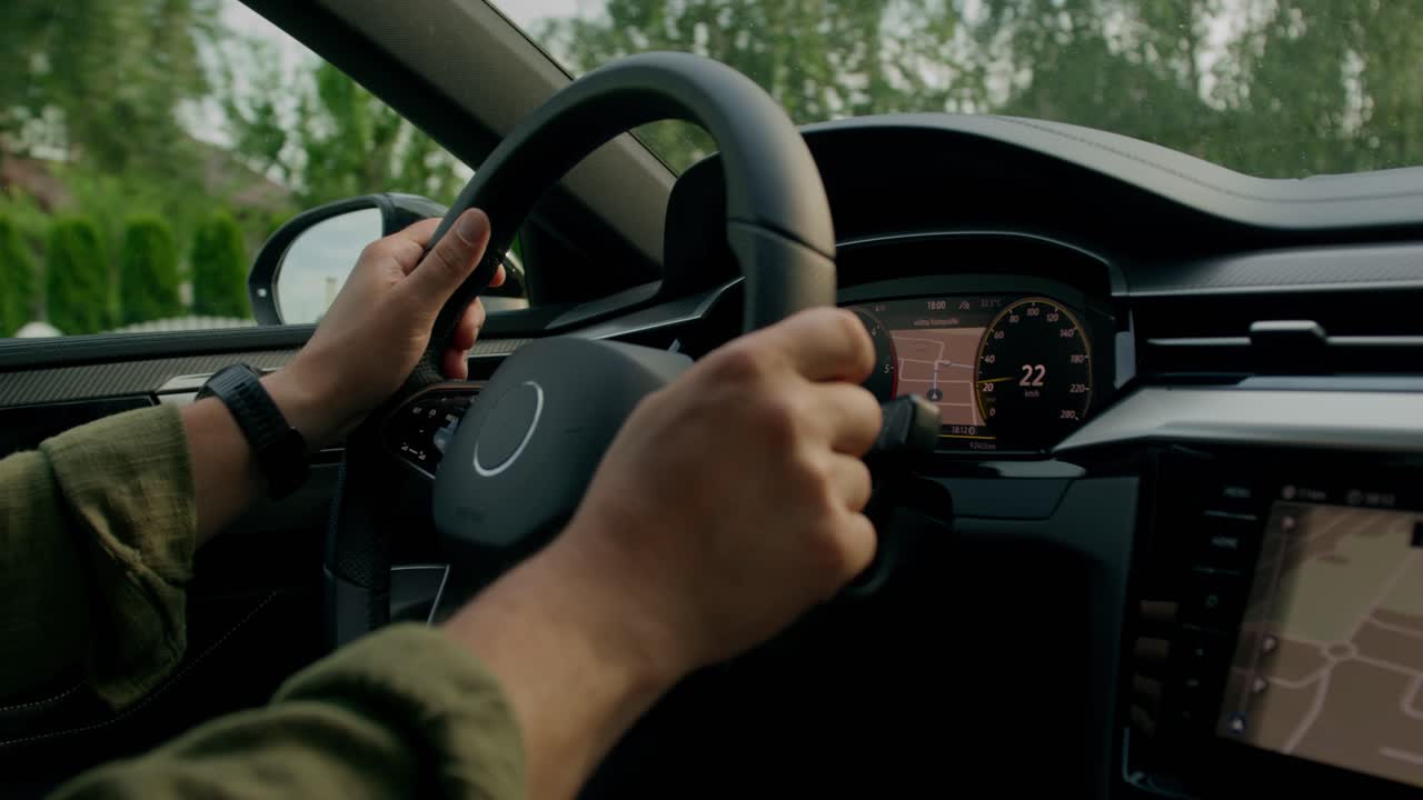 자동차를 운전하는 사람