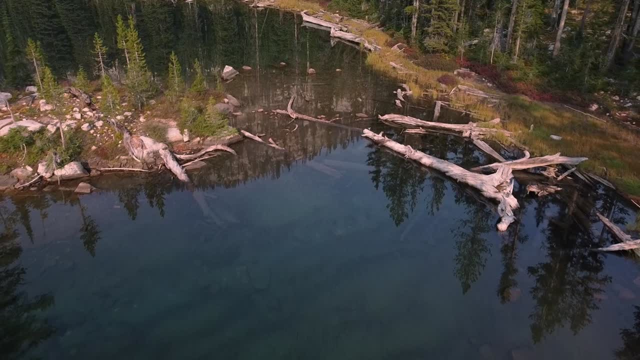 vista al lago y a las montañas en la montaña de diente de sierra de idaho