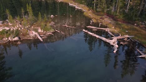 Blick-Auf-Den-See-Und-Die-Berge-Im-Sawtooth-Mountain-In-Idaho