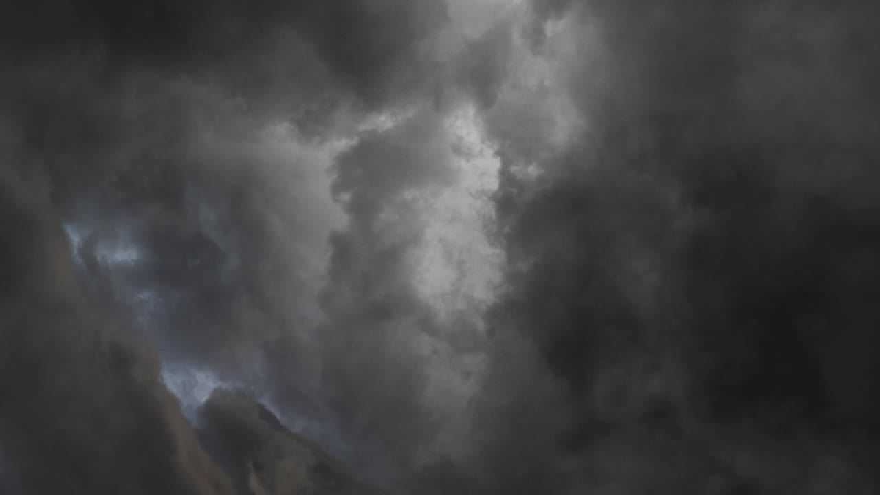 una tormenta en un cielo nublado gris oscuro 4k