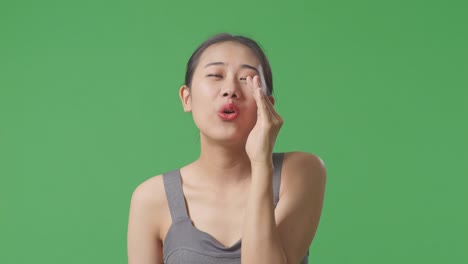 행복한 여자가 비밀을 속삭이고 있다