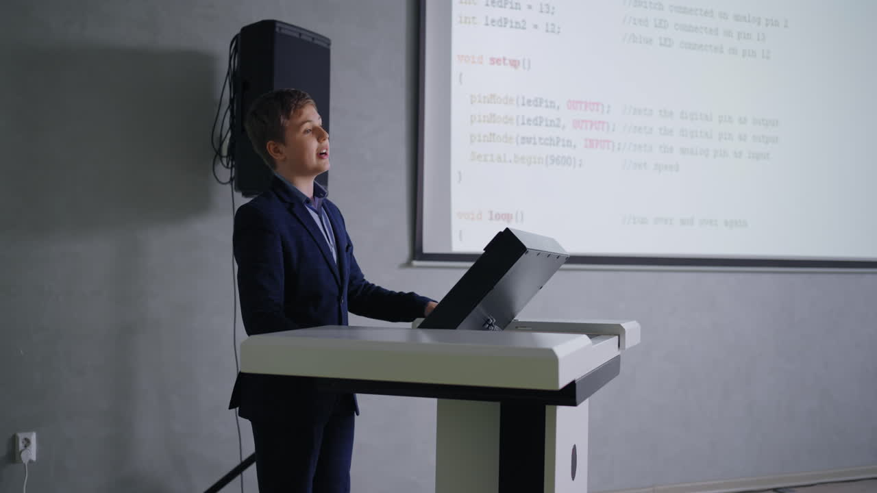 코딩에 대한 프레젠테이션을 하는 소년