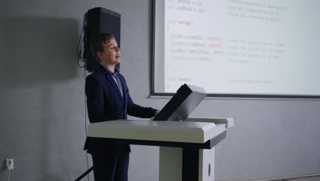 niño haciendo una presentación sobre codificación