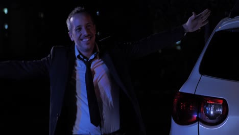 Smiling-man-walk-with-open-arms-to-greet-his-girlfriend-on-date-at-night