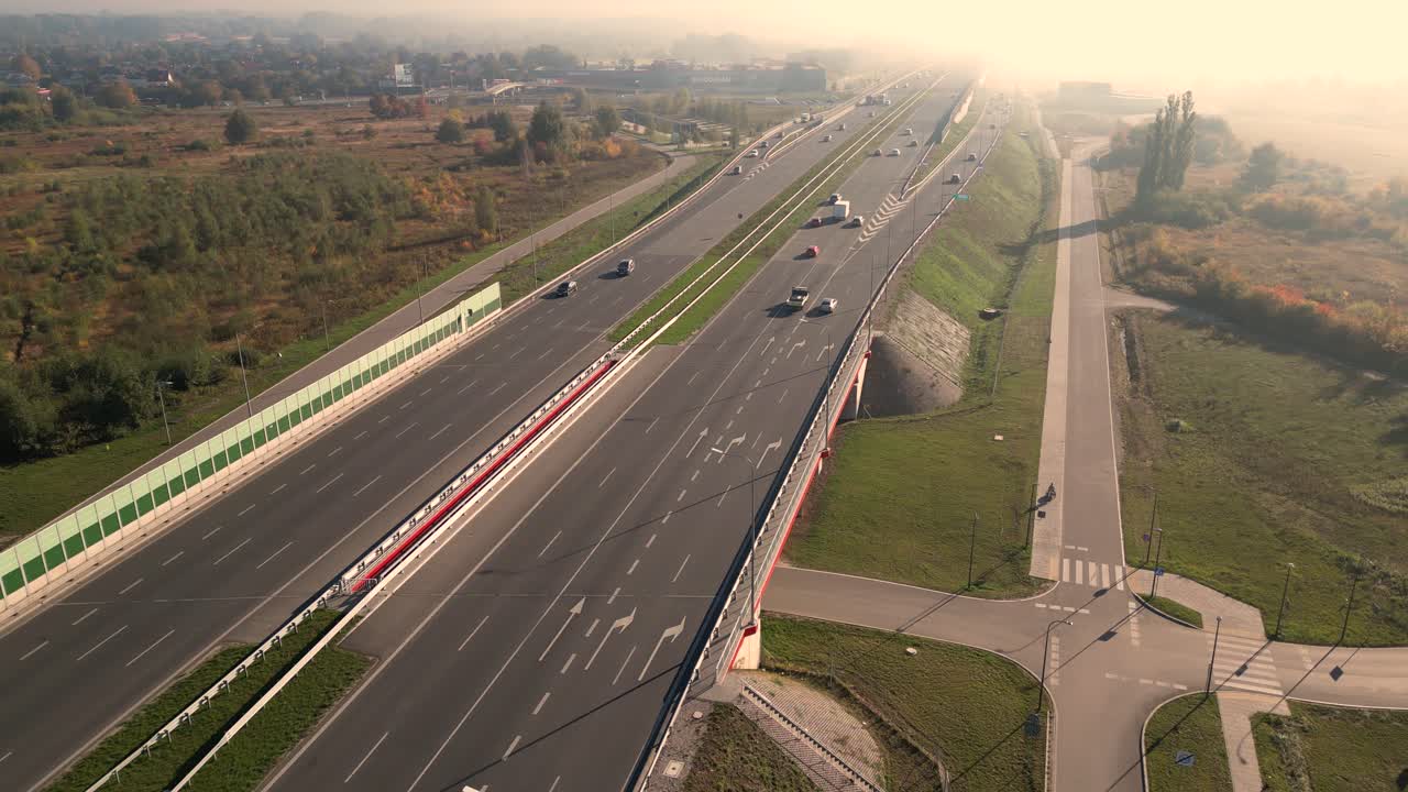 도로 교통과 일몰 도시의 그림 같은 공중 파노라마 바르샤바에서 화창한 저녁에 다단계 고속도로에서 운전하는 자동차에 대한 아름다운 위쪽 전망