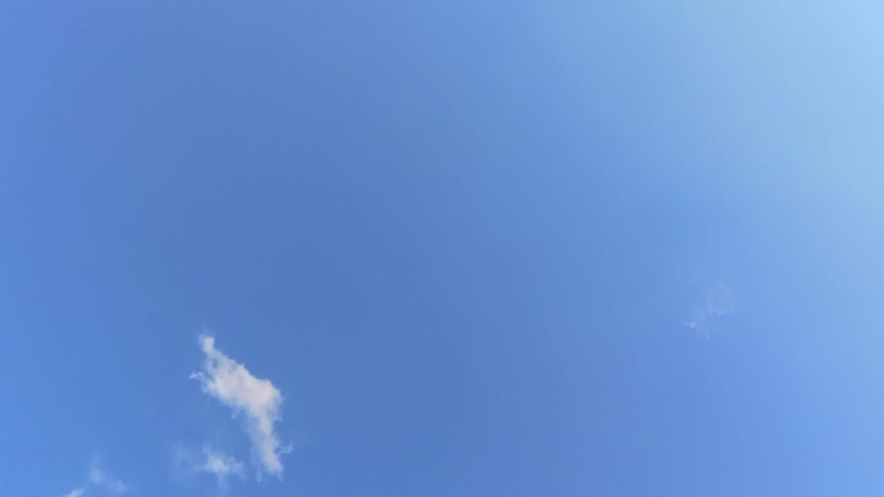 푹신한 뭉게구름이 있는 푸른 하늘까지 패닝