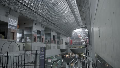 interior del edificio de la estación kyoto jr, japón