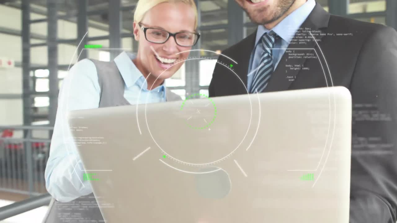 dos colegas de negocios están usando una computadora portátil y hablando.