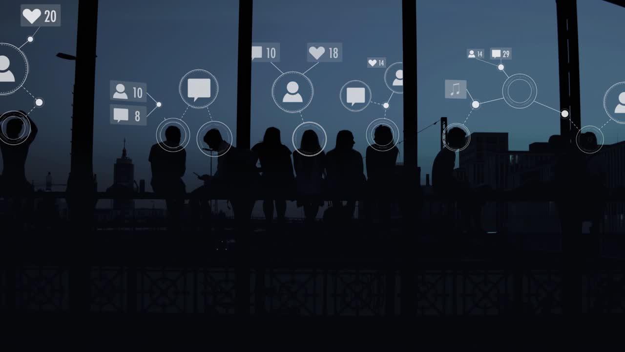 sillhouettes de un grupo de jóvenes que usan medios sociales - gráficos animados digitales, mensajes, contactos, charlas