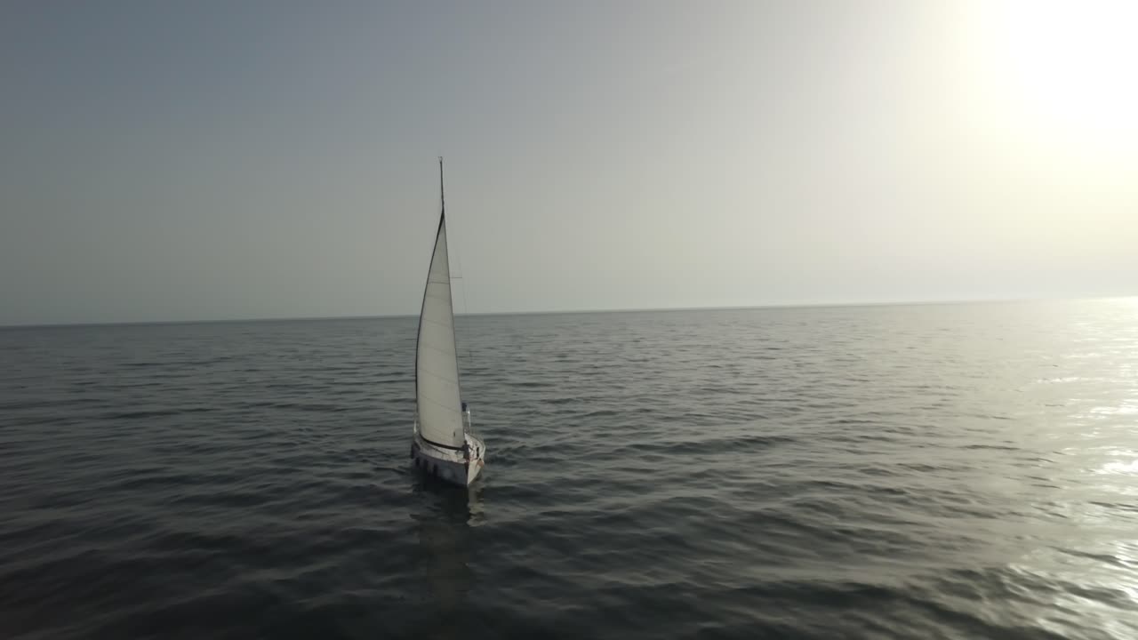 un yate de vela en un océano tranquilo