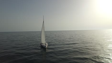segelyacht auf ruhigem ozean