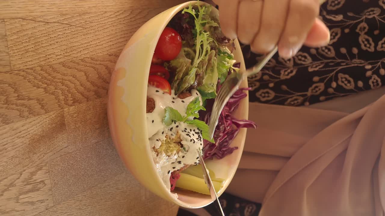 Salad with falafel