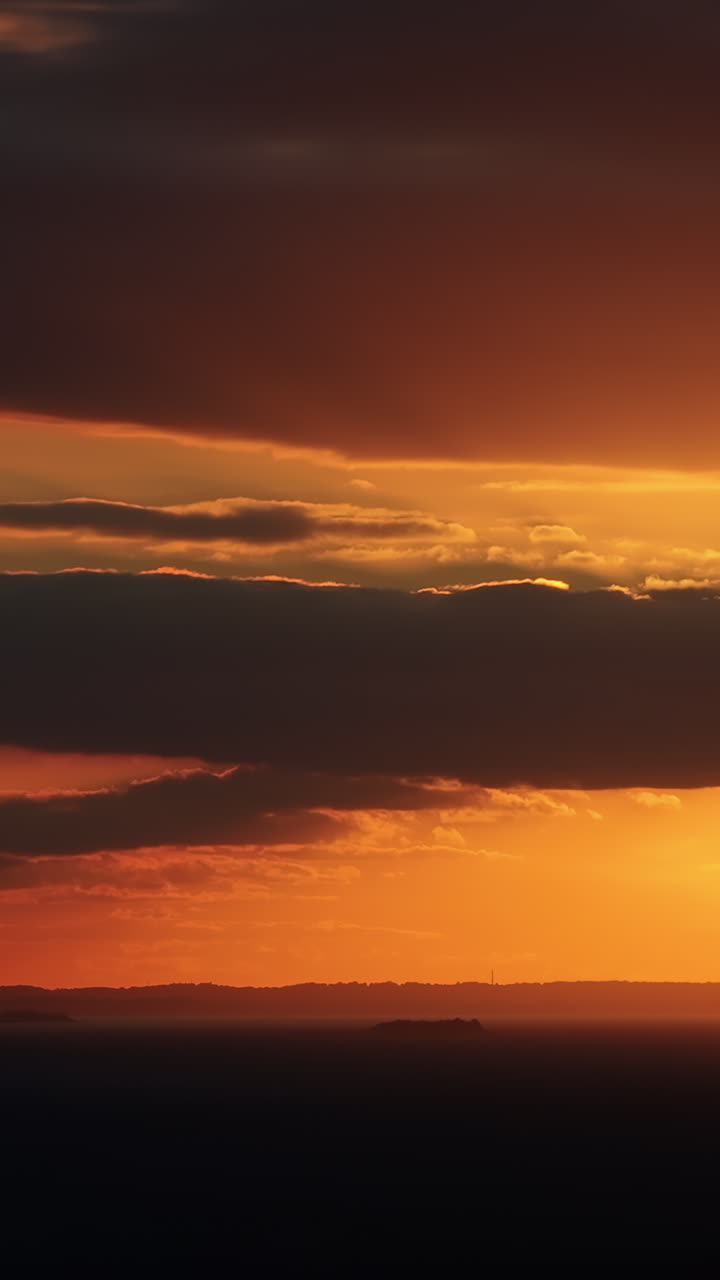 Luftaufnahme der Horizontlinie bei Sonnenuntergang. Vertikal